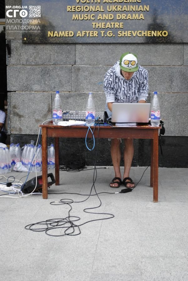 На День молоді в центрі Луцька билися, танцювали та змагалися. ФОТО